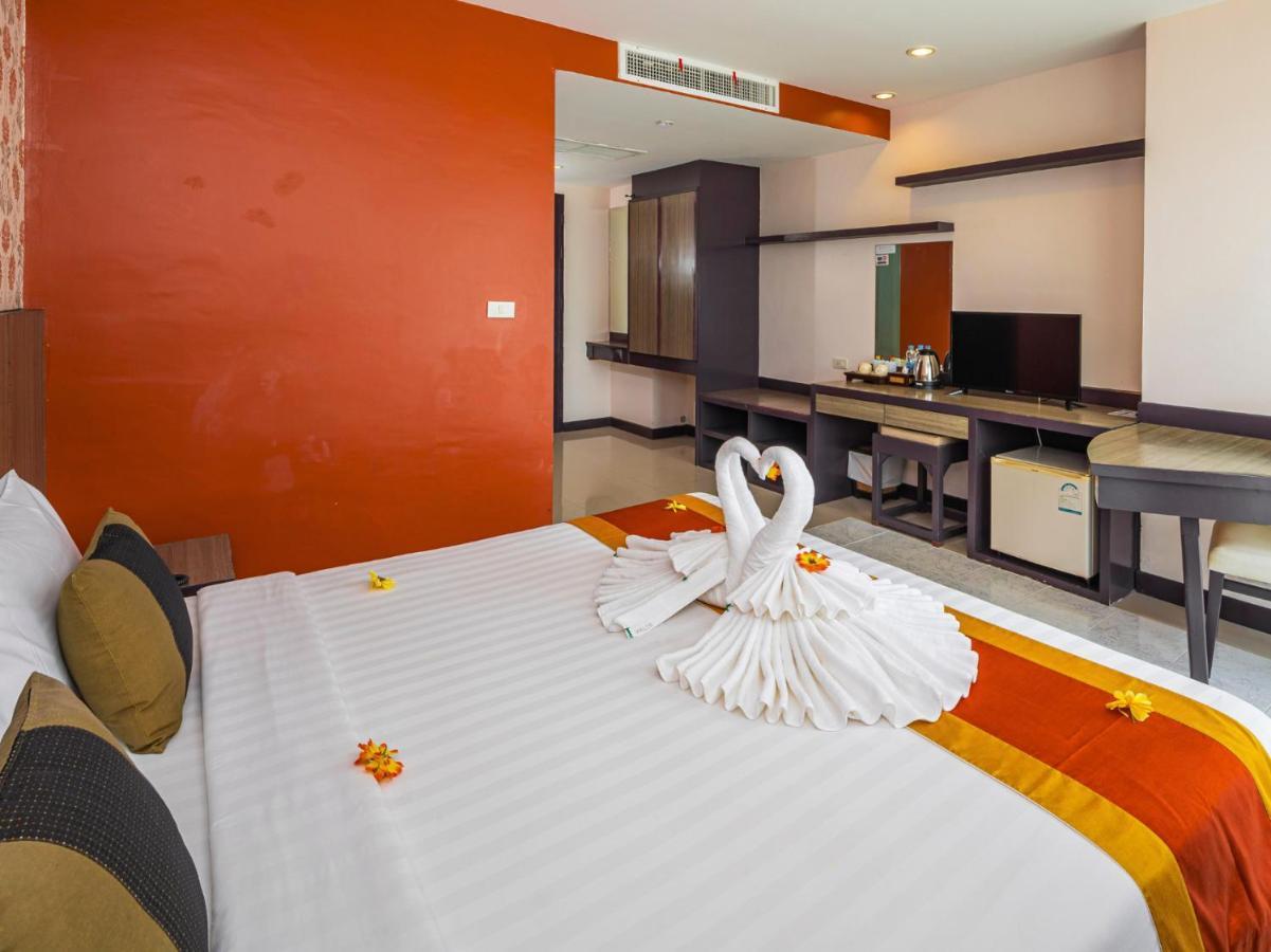 Malin Patong Hotel Bagian luar foto